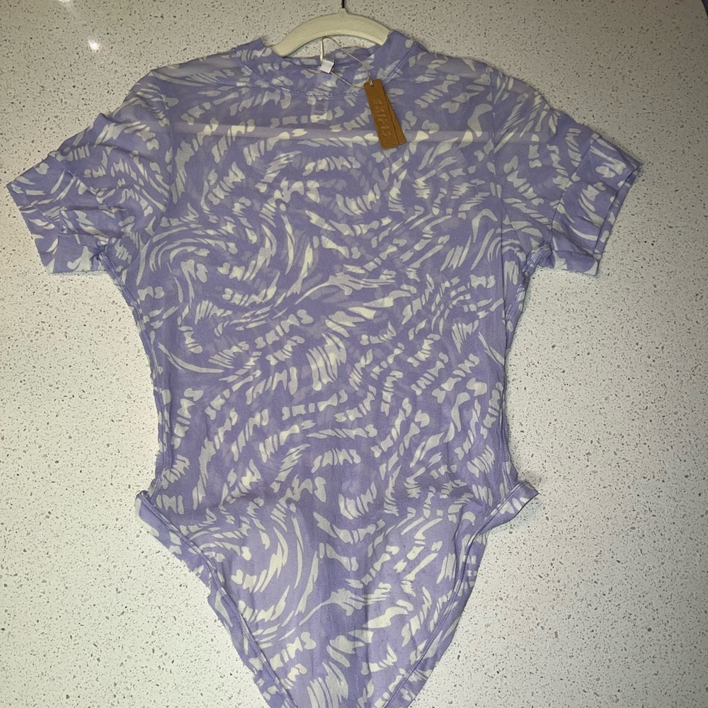 SKIMS MESH PURPLE/WHITE SWIRL THONG BODYSUIT